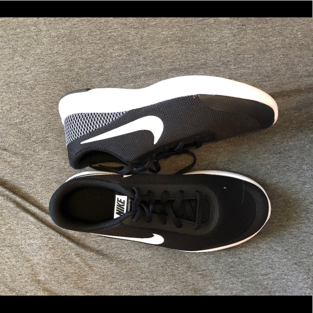 Black Nike tennis shoes